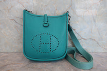将图片加载到图库查看器，HERMES  EVELYNE TPM Clemence leather Blue paon X刻印 Shoulder bag 800070048
