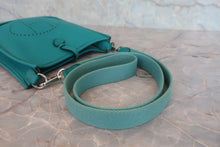 将图片加载到图库查看器，HERMES  EVELYNE TPM Clemence leather Blue paon X刻印 Shoulder bag 800070048
