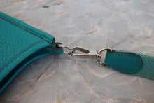 将图片加载到图库查看器，HERMES  EVELYNE TPM Clemence leather Blue paon X刻印 Shoulder bag 800070048
