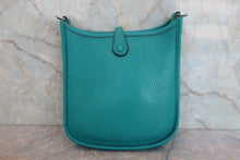 将图片加载到图库查看器，HERMES  EVELYNE TPM Clemence leather Blue paon X刻印 Shoulder bag 800070048
