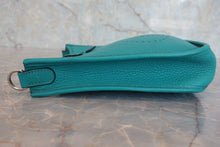 将图片加载到图库查看器，HERMES  EVELYNE TPM Clemence leather Blue paon X刻印 Shoulder bag 800070048
