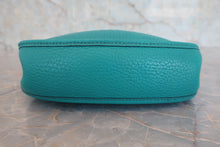 将图片加载到图库查看器，HERMES  EVELYNE TPM Clemence leather Blue paon X刻印 Shoulder bag 800070048
