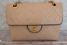 Load image into Gallery viewer, CHANEL Matelasse chain shoulder bag Lambskin Beige/Black/Gold hadware Shoulder bag 600080101
