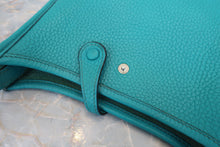 将图片加载到图库查看器，HERMES  EVELYNE TPM Clemence leather Blue paon X刻印 Shoulder bag 800070048

