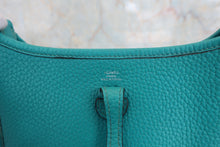 将图片加载到图库查看器，HERMES  EVELYNE TPM Clemence leather Blue paon X刻印 Shoulder bag 800070048
