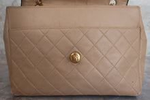 Load image into Gallery viewer, CHANEL Matelasse chain shoulder bag Lambskin Beige/Black/Gold hadware Shoulder bag 600080101
