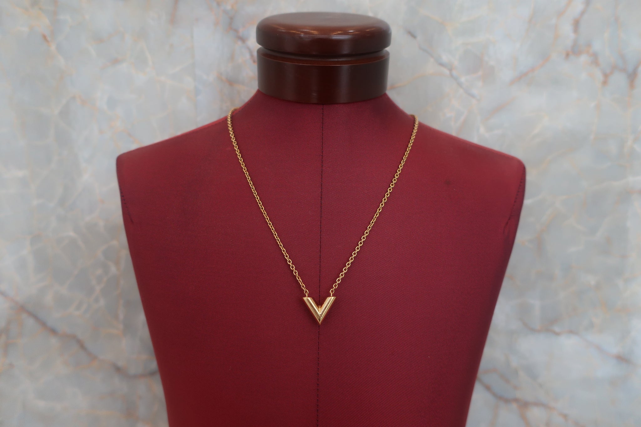 LOUIS VUITTON Esential V Gold plate Gold Necklace 300020044