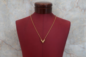 LOUIS VUITTON Esential V Gold plate Gold Necklace 300020044