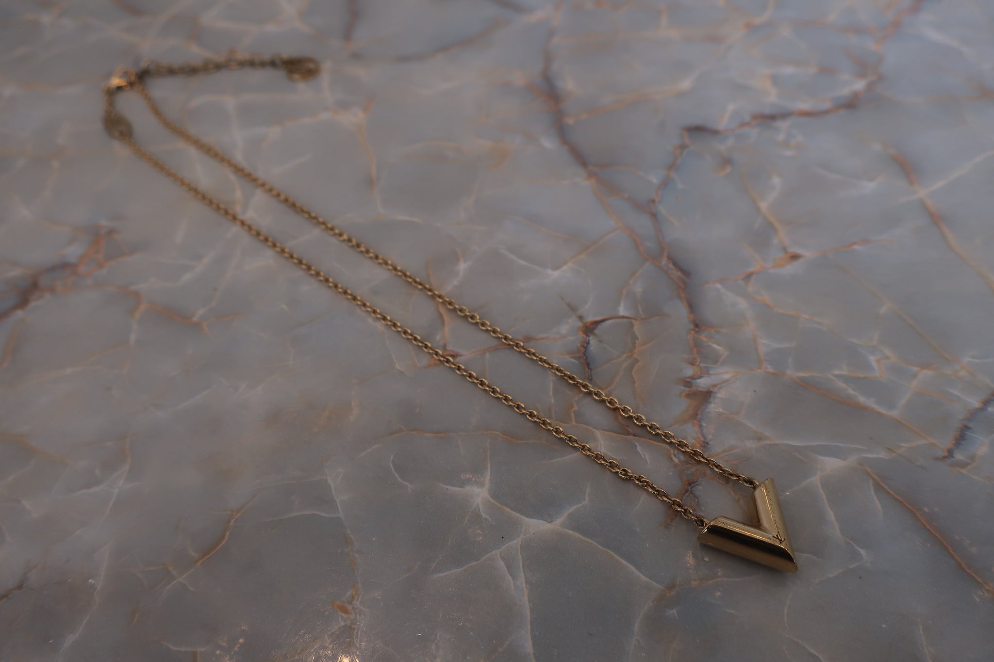 Essential v necklace Louis Vuitton Gold in Metal - 41746090