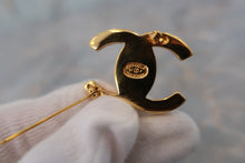 Load image into Gallery viewer, CHANEL Turnlock brooch Gold plate Gold Brooch 600030085
