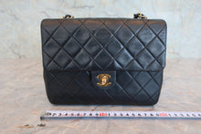 画像をギャラリービューアに読み込む, CHANEL/シャネル ミニマトラッセシングルフラップチェーンショルダーバッグ ラムスキン ブラック/ゴールド金具 ショルダーバッグ 800050001
