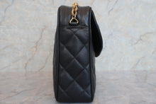 Load image into Gallery viewer, CHANEL Matelasse chain shoulder bag Caviar skin Black/Gold hadware Shoulder bag 600080171
