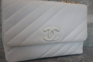 CHANEL Bias stitch chain shoulder bag Caviar skin White/Gold hadware Shoulder bag 600070099