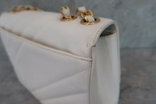 Load image into Gallery viewer, CHANEL Bias stitch chain shoulder bag Caviar skin White/Gold hadware Shoulder bag 600070099
