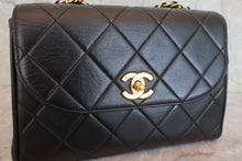 Load image into Gallery viewer, CHANEL Matelasse trapezoid chain hand bag Lambskin Black/Gold hadware Hand bag 800070012
