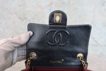 将图片加载到图库查看器，CHANEL/香奈儿 迷你CF 单盖 链条包 羊皮 Black/Gold hadware(黑色/金色金属) 肩背包 800030199
