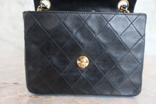 将图片加载到图库查看器，CHANEL/香奈儿 迷你CF 单盖 链条包 羊皮 Black/Gold hadware(黑色/金色金属) 肩背包 800030199

