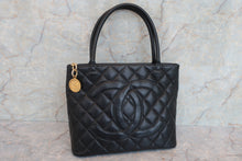 Load image into Gallery viewer, CHANEL Medallion Tote Caviar skin Black/Gold hadware Tote bag 600060018
