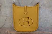 将图片加载到图库查看器，HERMES EVELYNE TPM Clemence leather Jaune de naples W刻印 Shoulder bag 600080203
