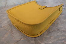 将图片加载到图库查看器，HERMES EVELYNE TPM Clemence leather Jaune de naples W刻印 Shoulder bag 600080203
