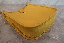 将图片加载到图库查看器，HERMES EVELYNE TPM Clemence leather Jaune de naples W刻印 Shoulder bag 600080203
