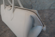 Load image into Gallery viewer, HERMES Paris Bombay 35 Epsom leather White □K Engraving Hand bag 600080133
