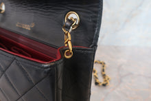 Load image into Gallery viewer, CHANEL Matelasse chain shoulder bag Lambskin Black/Gold hadware Shoulder bag 700120093
