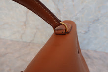 Load image into Gallery viewer, HERMES KELLY 32 Graine Couchevel leather Gold 〇Z Engraving Shoulder bag 600080131
