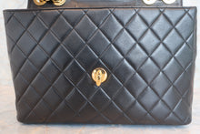 将图片加载到图库查看器，CHANEL/香奈儿 中号CF 单盖包 链条包 羊皮 Black/Gold hadware(黑色/金色金属) 肩背包 6000700069
