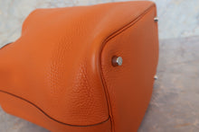 画像をギャラリービューアに読み込む, HERMES／エルメス ピコタンＭＭ トリヨンクレマンス オレンジ □J刻印 ハンドバッグ 700100172
