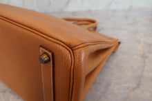 Load image into Gallery viewer, HERMES HAUT A COURROIRE 32 Ardennes leather  Natural 〇X Engraving Hand bag 600120269
