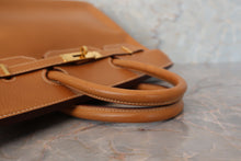 Load image into Gallery viewer, HERMES HAUT A COURROIRE 32 Ardennes leather  Natural 〇X Engraving Hand bag 600120269
