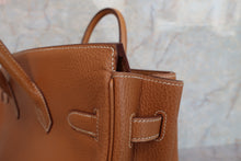 Load image into Gallery viewer, HERMES HAUT A COURROIRE 32 Ardennes leather  Natural 〇X Engraving Hand bag 600120269
