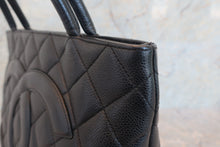 Load image into Gallery viewer, CHANEL Medallion Tote Caviar skin Black/Silver hadware Tote bag 600060038

