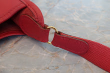 Load image into Gallery viewer, HERMES VESPA PM Graine Couchevel leather Rouge vif □A Engraving Shoulder bag 700080107
