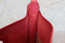 Load image into Gallery viewer, HERMES VESPA PM Graine Couchevel leather Rouge vif □A Engraving Shoulder bag 700080107
