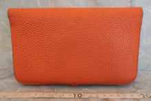 将图片加载到图库查看器，HERMES Dogon GM Togo leather Orange □H刻印 Wallet 600040084
