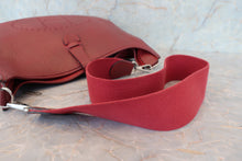 将图片加载到图库查看器，HERMES  EVELYNE 2GM Clemence leather Rouge H Shoulder bag 700040123
