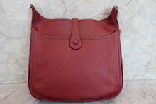 将图片加载到图库查看器，HERMES  EVELYNE 2GM Clemence leather Rouge H Shoulder bag 700040123
