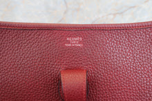 将图片加载到图库查看器，HERMES  EVELYNE 2GM Clemence leather Rouge H Shoulder bag 700040123
