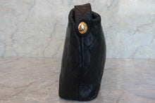 Load image into Gallery viewer, CHANEL Matelasse shoulder bag Lambskin Black/Gold hadware Shoulder bag 600070076
