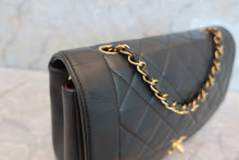 Load image into Gallery viewer, CHANEL Diana matelasse chain shoulder bag Lambskin Black/Gold hadware Shoulder bag 600050008
