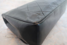 Load image into Gallery viewer, CHANEL Matelasse chain shoulder bag Lambskin Black/Gold hadware Shoulder bag 700120111
