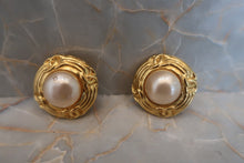 Load image into Gallery viewer, CHANEL Pearl earring Gold plate Gold Earring 500060113
