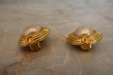 Load image into Gallery viewer, CHANEL Pearl earring Gold plate Gold Earring 500060113
