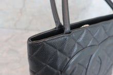 Load image into Gallery viewer, CHANEL Medallion Tote Caviar skin Black/Silver hadware Tote bag 600050210
