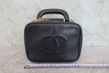 将图片加载到图库查看器，CHANEL/香奈儿 经典双C 化妆包 荔枝皮 Black/Gold hadware(黑色/金色金属) 化妆包 800040041
