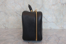 将图片加载到图库查看器，CHANEL/香奈儿 经典双C 化妆包 荔枝皮 Black/Gold hadware(黑色/金色金属) 化妆包 800040041
