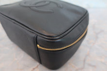 将图片加载到图库查看器，CHANEL/香奈儿 经典双C 化妆包 荔枝皮 Black/Gold hadware(黑色/金色金属) 化妆包 800040041
