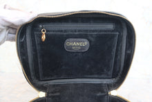将图片加载到图库查看器，CHANEL/香奈儿 经典双C 化妆包 荔枝皮 Black/Gold hadware(黑色/金色金属) 化妆包 800040041
